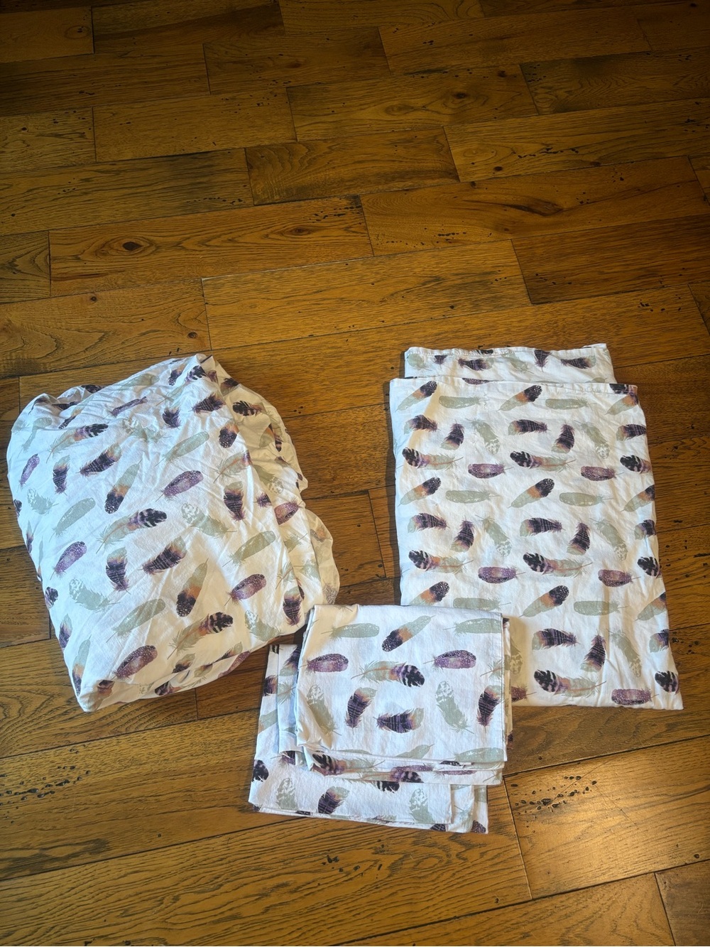 Chloe & Lilly 100% Cotton Feather Print Full Size Sheet Set - White and Purple